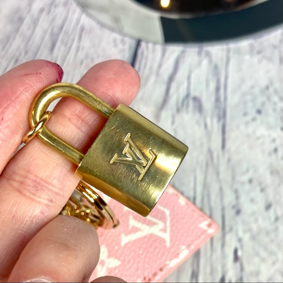 Louis Vuitton lock keychain with charms - Picture 3 of 5